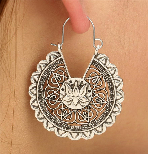 Női fülbevaló virágokkal, ezüst színben