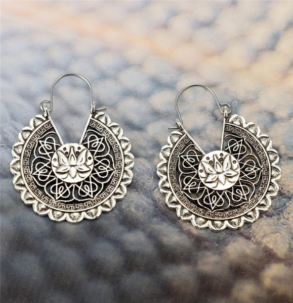 Női fülbevaló virágokkal, ezüst színben