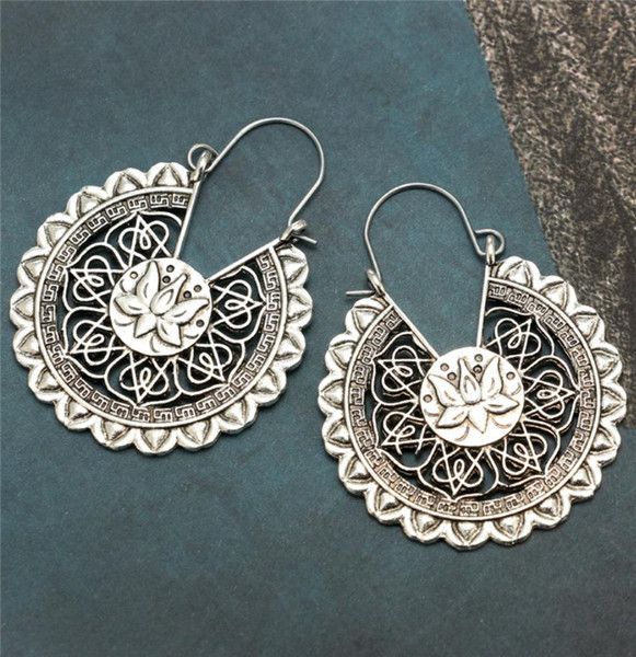 Női fülbevaló virágokkal, ezüst színben