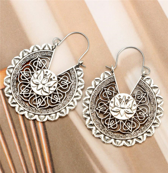 Női fülbevaló virágokkal, ezüst színben