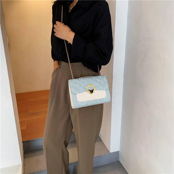 Stílusos női táska műbőr csattal