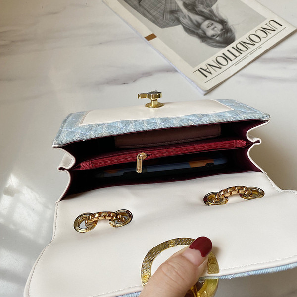 Stílusos női táska műbőr csattal