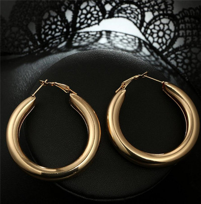 Naiste kaasaegsed kõrvarõngad tüüpi sõrmused