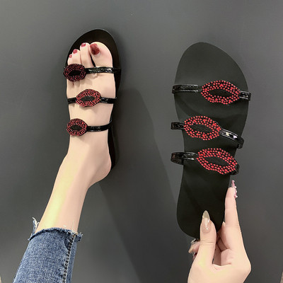 Modern női papucsok a földön keresztül, különböző formájú kövekkel