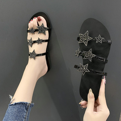 Modern női papucsok a földön keresztül, különböző formájú kövekkel