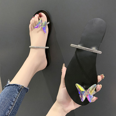 Modern női papucsok a földön keresztül, különböző formájú kövekkel