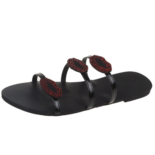 Modern női papucsok a földön keresztül, különböző formájú kövekkel