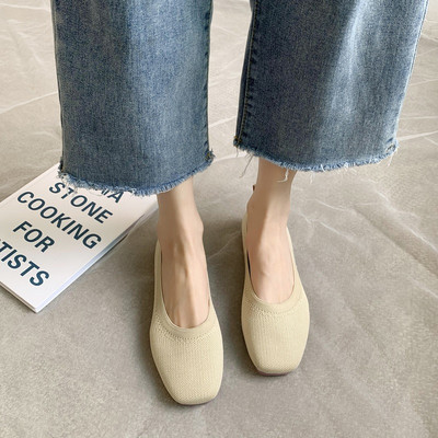 Μοντέρνα γυναικεία παπούτσια με επίπεδη σόλα