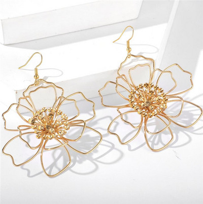 Kuldset värvi lillekujulised rippuvad kõrvarõngad