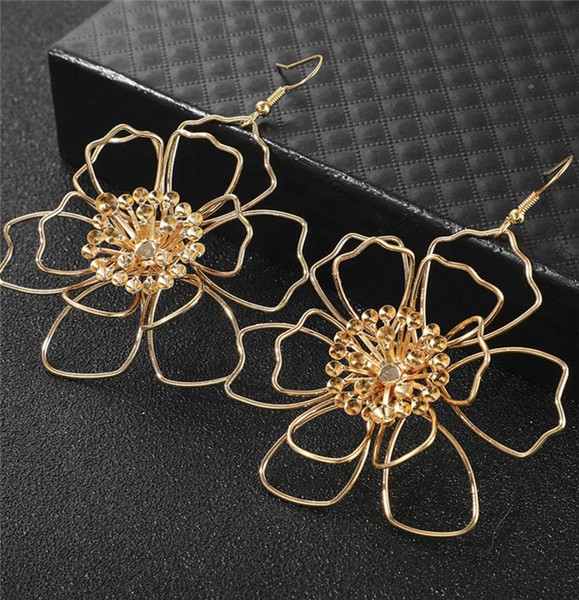 Kuldset värvi lillekujulised rippuvad kõrvarõngad