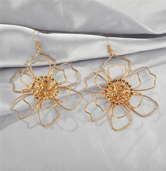 Kuldset värvi lillekujulised rippuvad kõrvarõngad