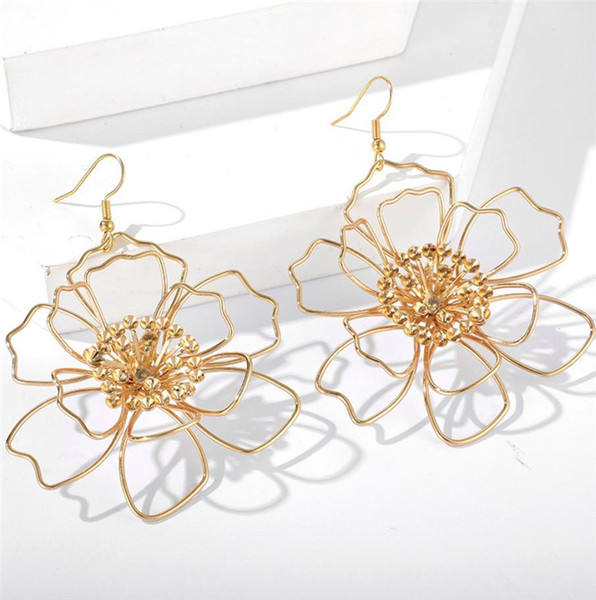 Kuldset värvi lillekujulised rippuvad kõrvarõngad