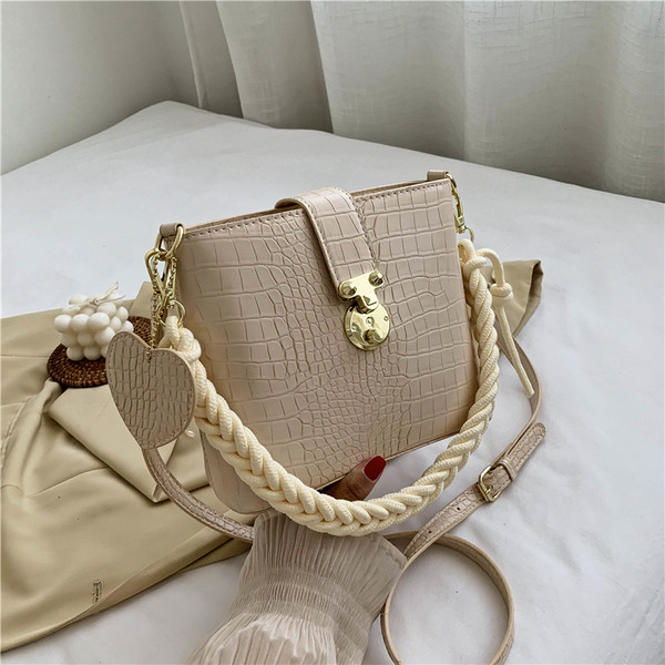 Női alkalmi táska eko bőrből, hosszú füllel