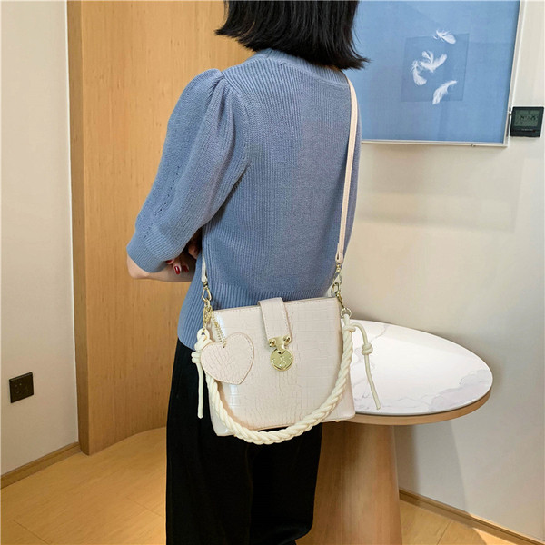 Női alkalmi táska eko bőrből, hosszú füllel