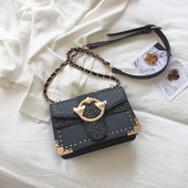 Modern női válltáska csattal