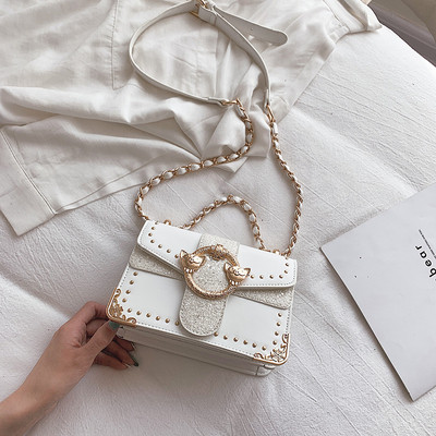 Modern női válltáska csattal