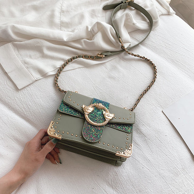 Modern női válltáska csattal