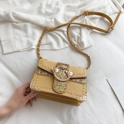 Modern női válltáska csattal