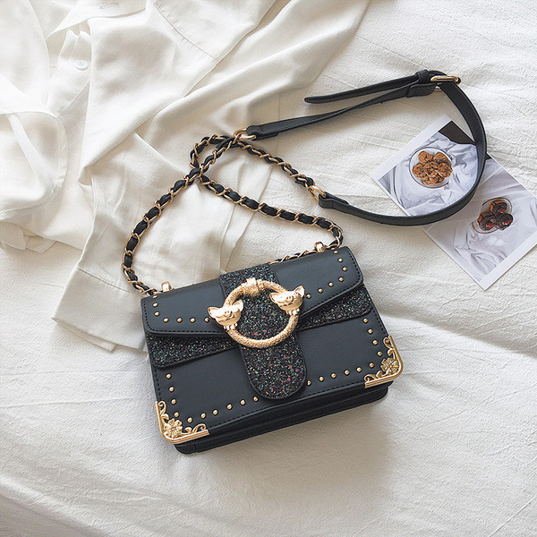 Modern női válltáska csattal