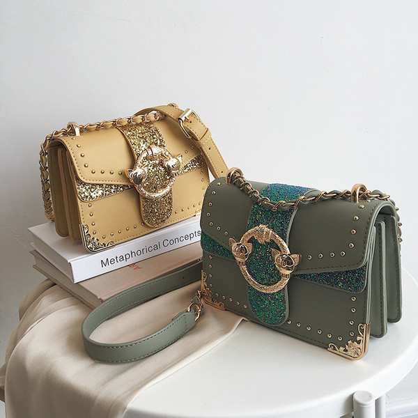 Modern női válltáska csattal