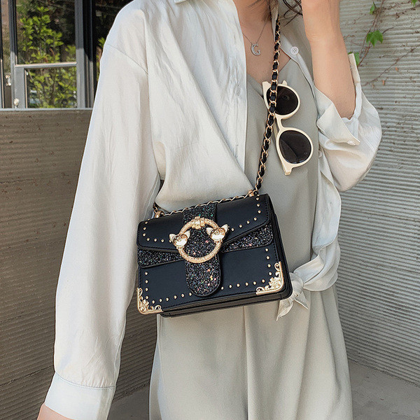 Modern női válltáska csattal