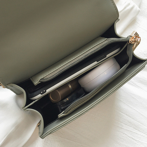 Modern női válltáska csattal