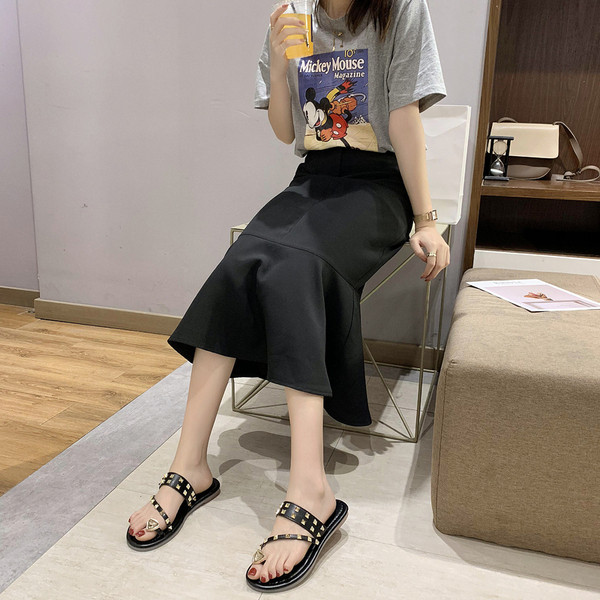 Moodsad aasadega naiste sussid üle varba