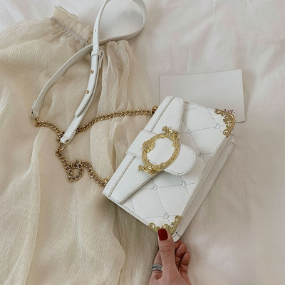 Dabartinė moteriška rankinė su sagtimi