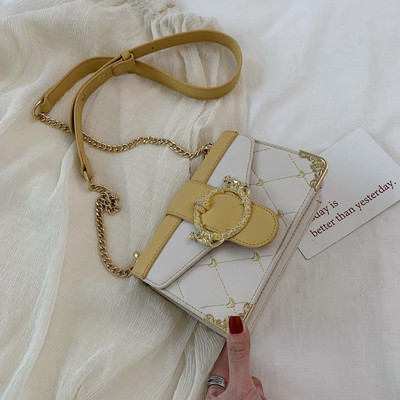 Dabartinė moteriška rankinė su sagtimi