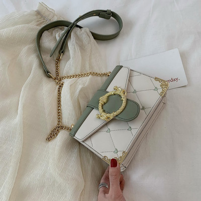 Dabartinė moteriška rankinė su sagtimi