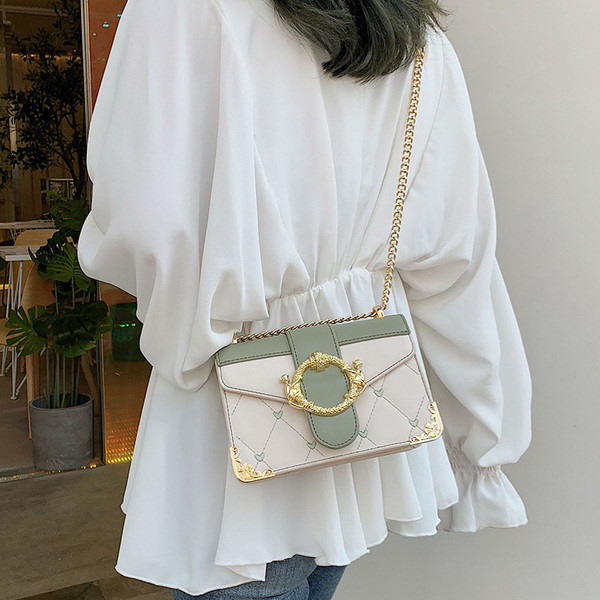 Dabartinė moteriška rankinė su sagtimi