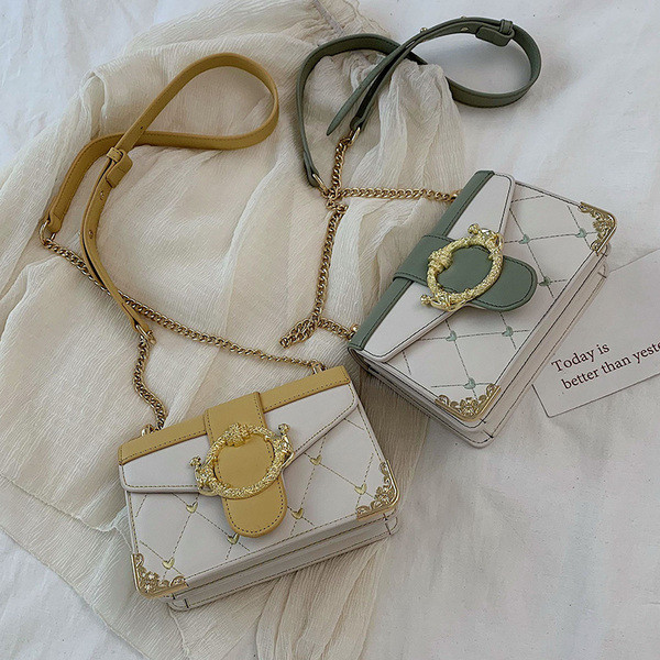 Dabartinė moteriška rankinė su sagtimi