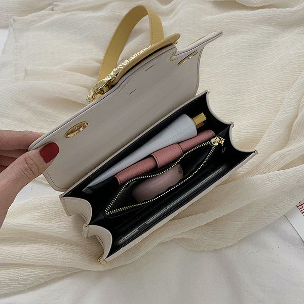 Dabartinė moteriška rankinė su sagtimi