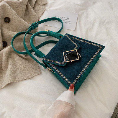 Stílusos női táska rövid és hosszú füllel