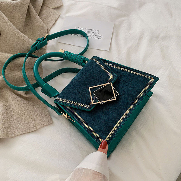 Stílusos női táska rövid és hosszú füllel