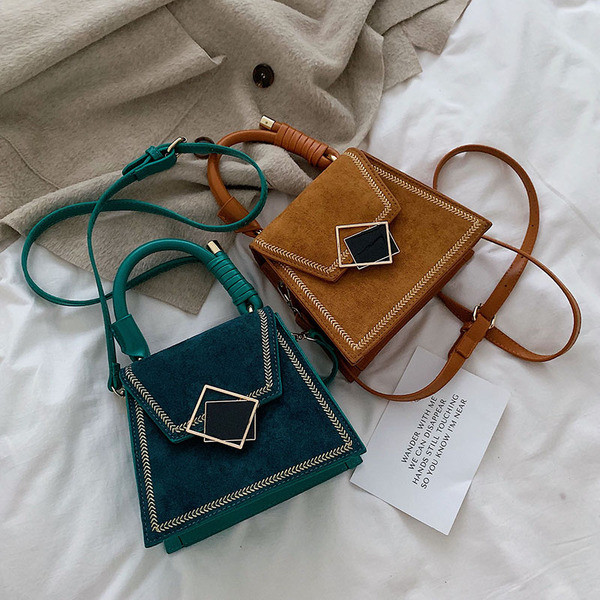 Stílusos női táska rövid és hosszú füllel