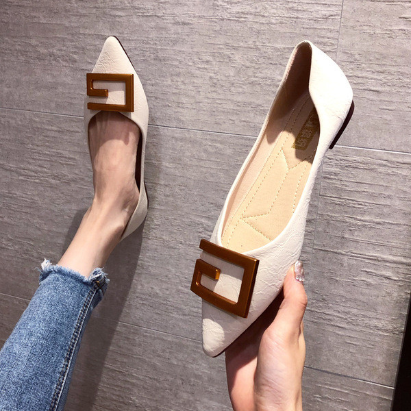 Aktuális női cipő eco bőr hegyes modellből