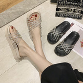 Moteriškos šlepetės aukštu padu ir akmenukais