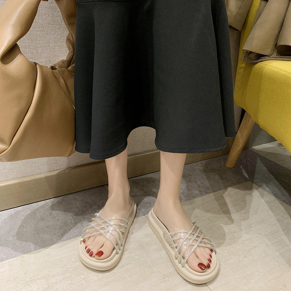 Moteriškos šlepetės aukštu padu ir akmenukais