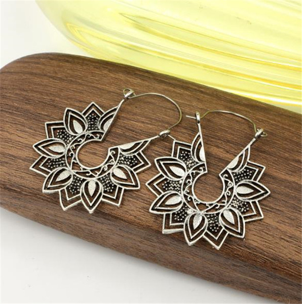 Alkalmi fülbevaló ezüst színben, virág formájú