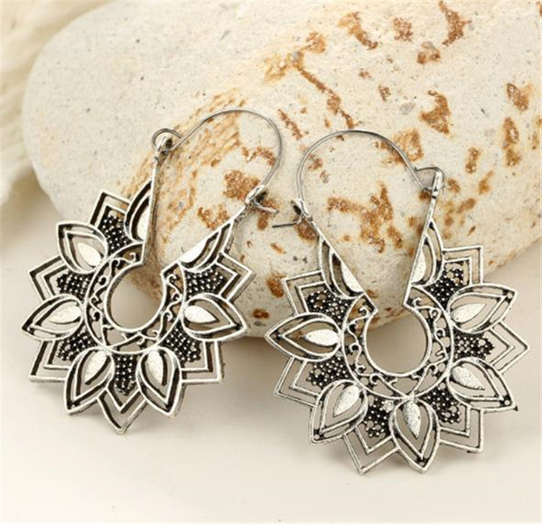 Alkalmi fülbevaló ezüst színben, virág formájú