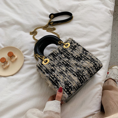 Eko bőrből készült stílusos női táska fém elemekkel