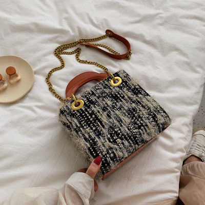 Eko bőrből készült stílusos női táska fém elemekkel