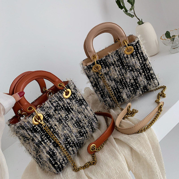 Eko bőrből készült stílusos női táska fém elemekkel