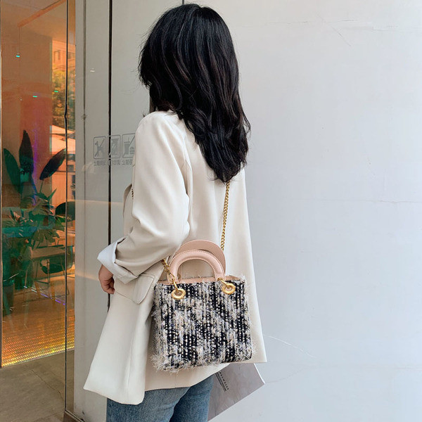 Eko bőrből készült stílusos női táska fém elemekkel