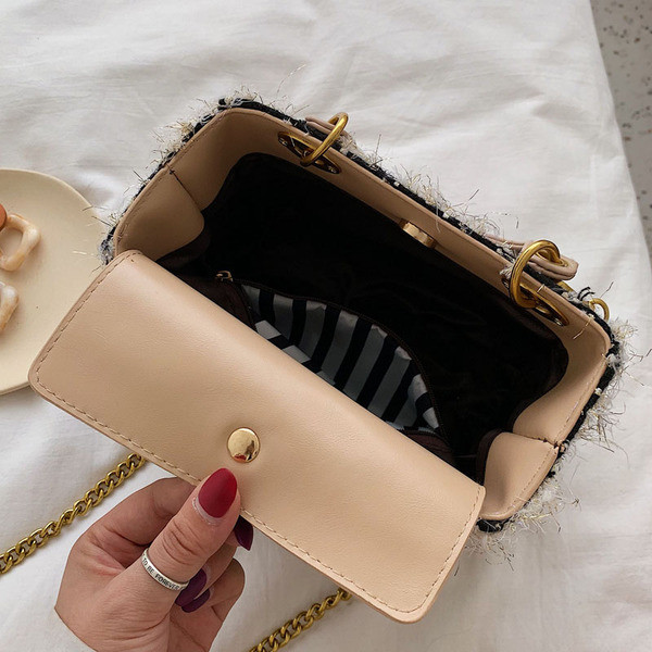 Eko bőrből készült stílusos női táska fém elemekkel