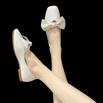 Modern női cipő szalaggal