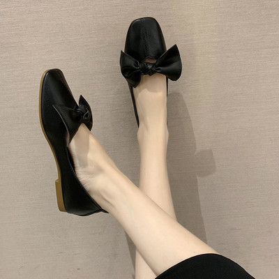 Modern női cipő szalaggal