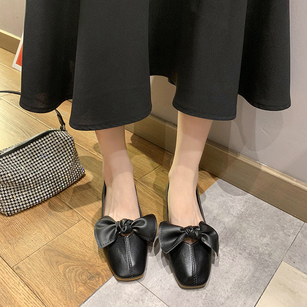 Modern női cipő szalaggal