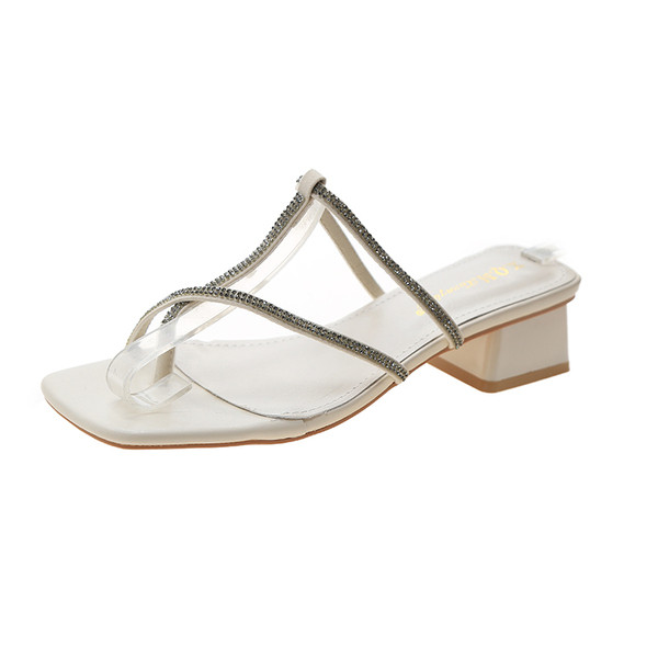 Modern női papucs kövekkel és alacsony, négyzet alakú sarokkal